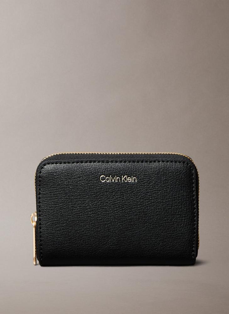 كالفن كلاين محفظة بسحاب متوسط بشعار - Image 1