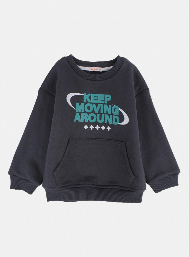 كوكا ملابس أطفال سويت شيرت قطني للاولاد الصغار الصغار – تصميم "استمر بالحركة" - Image 1