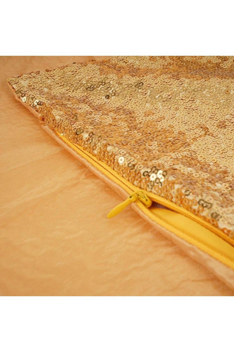 عام "طقم من كفرتي وسائد فاخرة جديدتين مقاس 18×18 بوصة - بتصميم فاخر مع لمسات من بريق الذهب والترتر، من الساتان المريح، غطاء وسادة زفاف أنيق." - Image 2