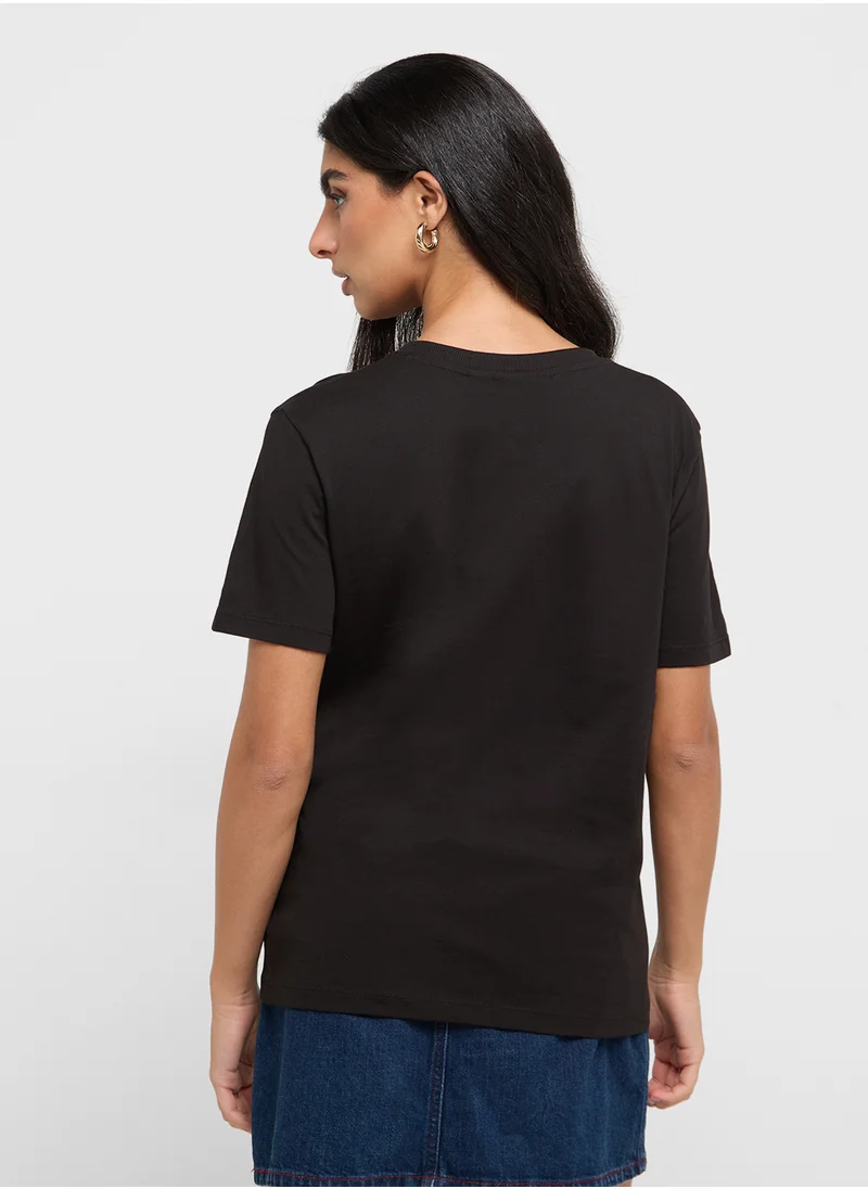 كالفن كلاين جينز Ck Embro Badge V-Neck Tee