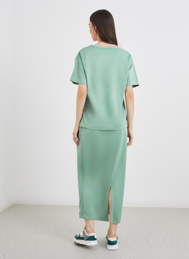 تايك تو طقم منسق من تنورة ميدي وتيشيرت سادة - Image 5