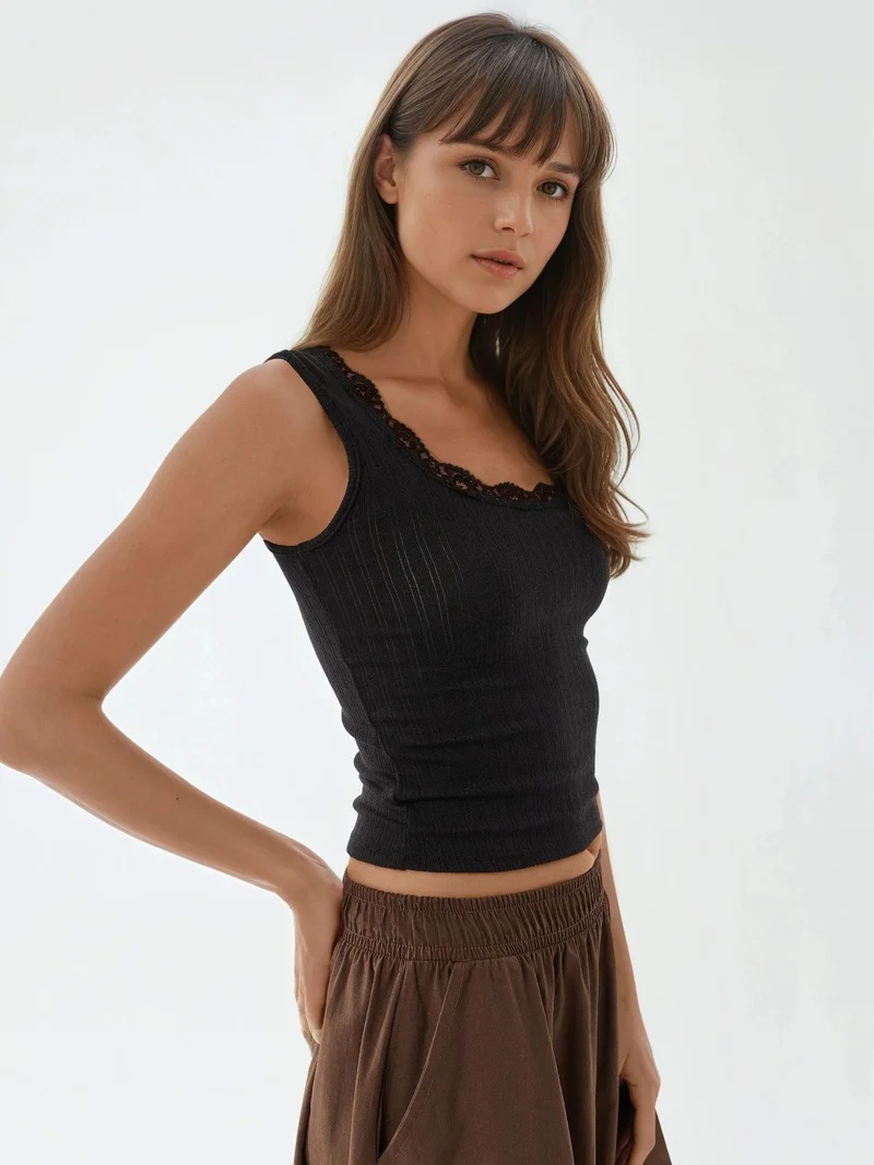 بوسيم بلوزة بدون أكمام بياقة على شكل حرف  وتفاصيل دانتيل من