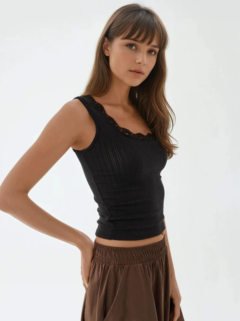 بوسيم بلوزة بدون أكمام بياقة على شكل حرف  وتفاصيل دانتيل من