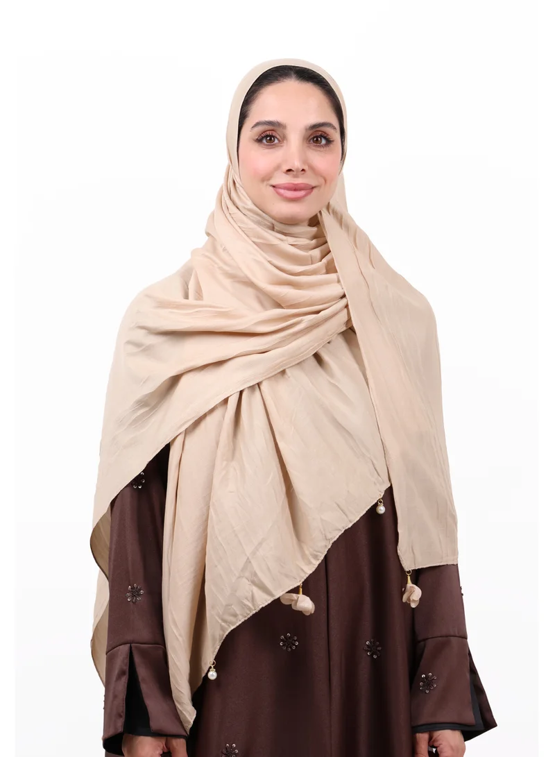 جميلة شيلة قطن كريب ممتازة مزينة بشرابات الورد القماشية وحبات اللؤلؤ (بيج رملي / نود ناعم)
