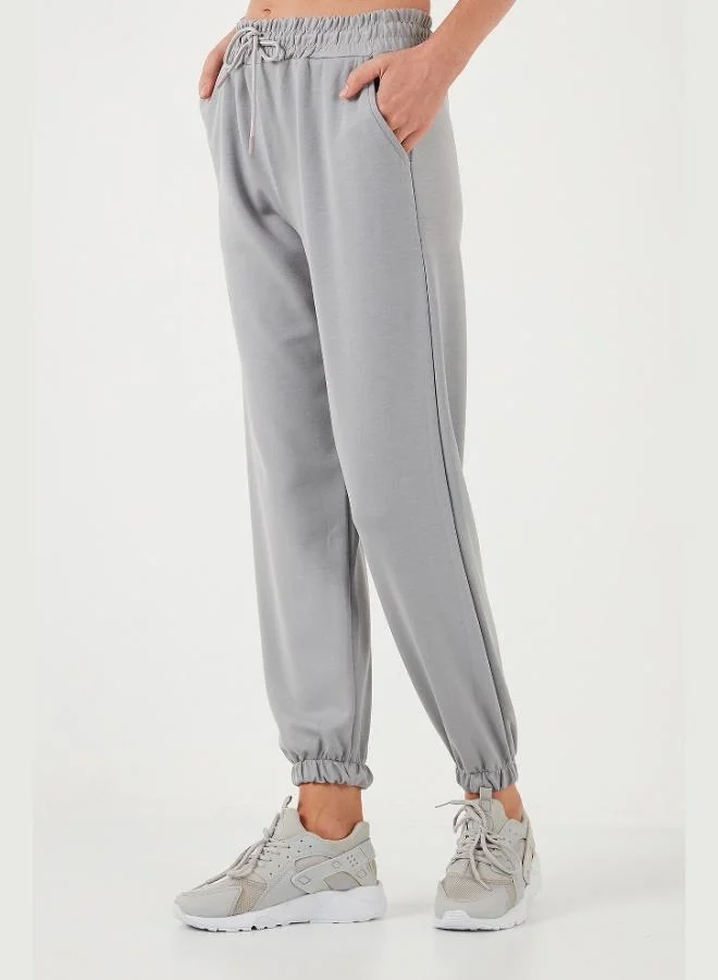 ليلا سروال رياضي نسائي من أويشو بقصة عادية من قماش ليلى المطاطي