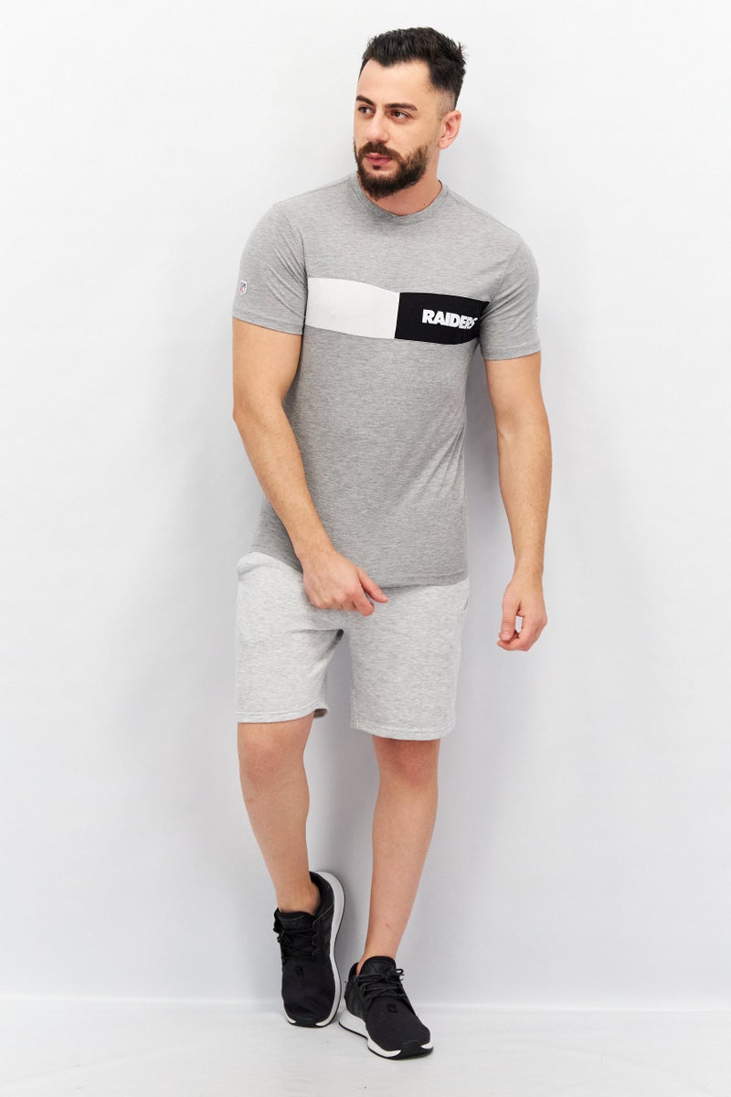 NFL تي شيرت رياضي للرجال بشعار العلامة التجارية بأكمام قصيرة وطباعة جرافيك، رمادي - Image 4