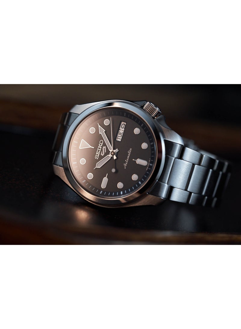 Seiko ساعة سيكو 5 سبورت الأوتوماتيكية SRPE55K1، 40 مم قرص أسود، سوار من الفولاذ المقاوم للصدأ، مقاومة للماء حتى 100 م - Image 3