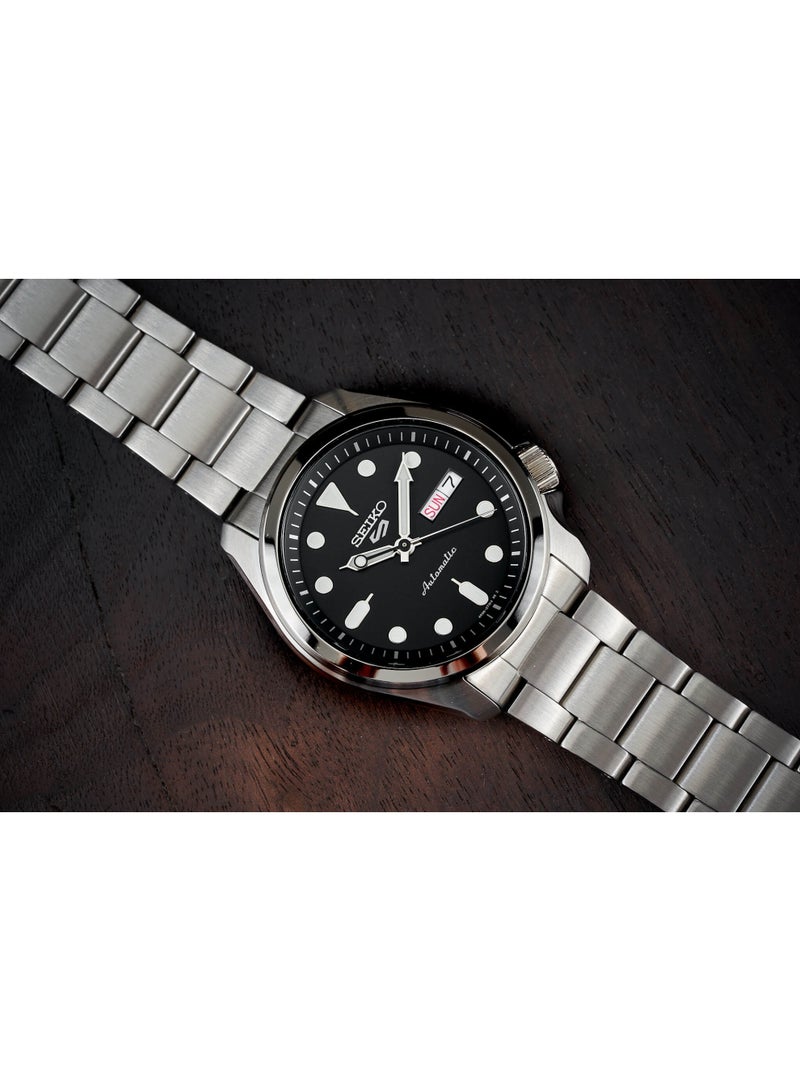 Seiko ساعة سيكو 5 سبورت الأوتوماتيكية SRPE55K1، 40 مم قرص أسود، سوار من الفولاذ المقاوم للصدأ، مقاومة للماء حتى 100 م - Image 2