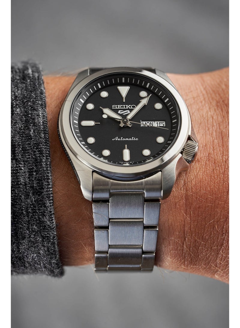 Seiko ساعة سيكو 5 سبورت الأوتوماتيكية SRPE55K1، 40 مم قرص أسود، سوار من الفولاذ المقاوم للصدأ، مقاومة للماء حتى 100 م - Image 1