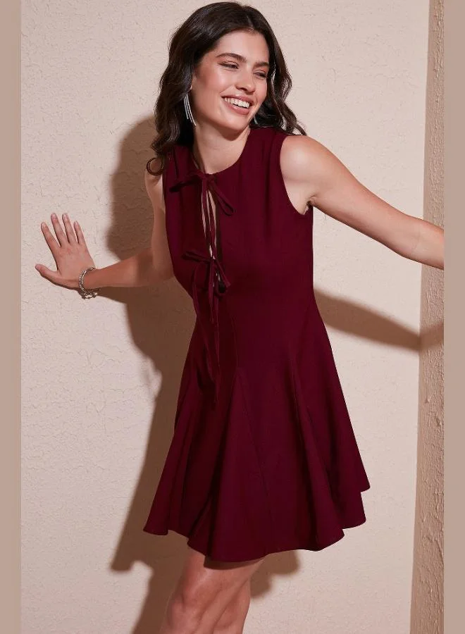 ليلا فستان قصير نسائي بلا أكمام بتفاصيل ربطة وتنورة واسعة بقصة عادية