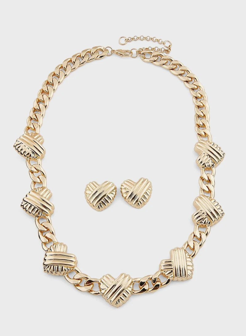 جينجر Statement Heart Chain Necklace & Stud Earrings Set