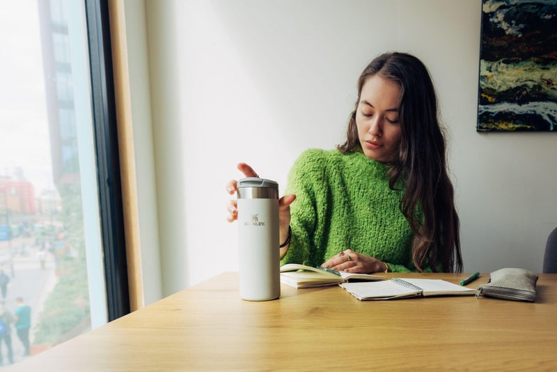 Stanley زجاجة ستانلي أيرو لايت للنقل، كوب معزول بالفراغ للقهوة والشاي والمشروبات مع فولاذ مقاوم للصدأ فائق الخفة، 16 أونصة، أزرق غامق - Image 3
