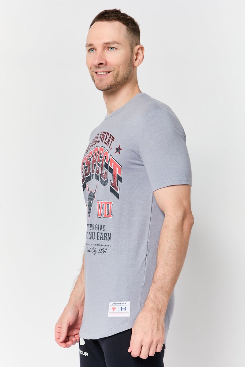 UNDER ARMOUR تي شيرت خارجي قصير الأكمام للرجال UA Project Rock BSR بتصميم فضفاض، رمادي - Image 3