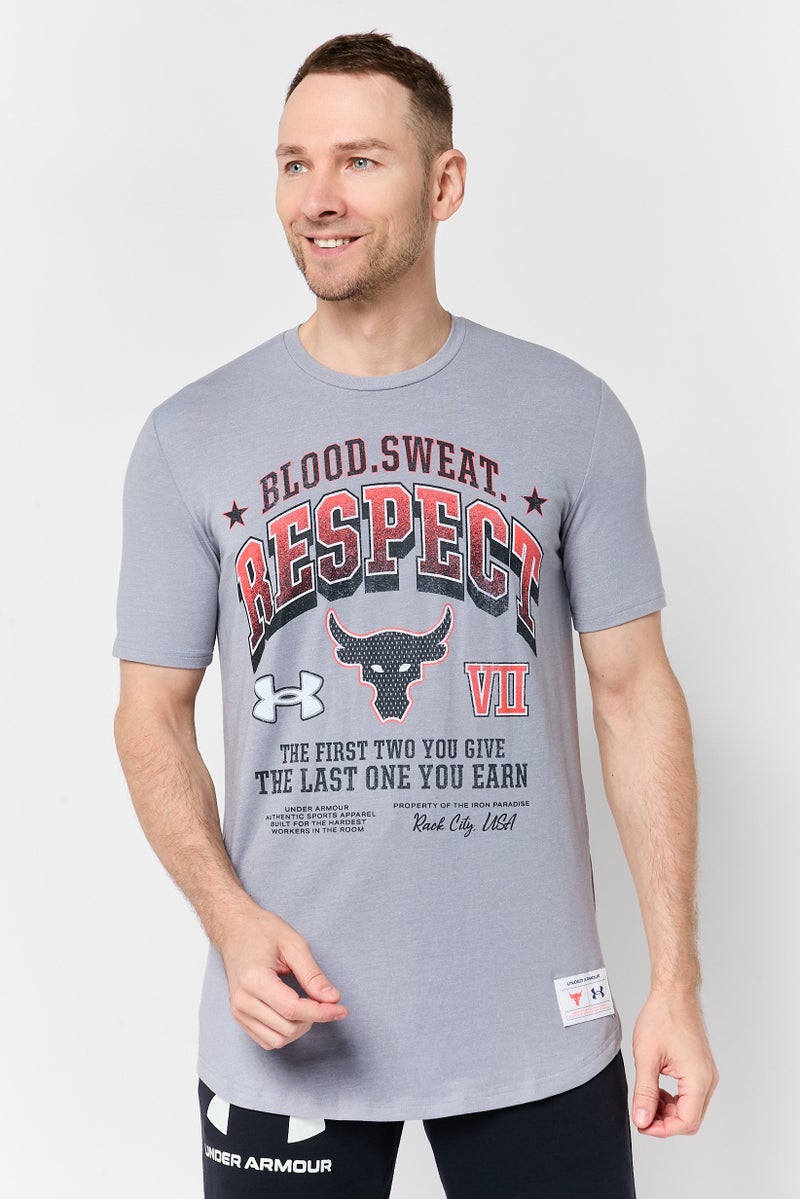 UNDER ARMOUR تي شيرت خارجي قصير الأكمام للرجال UA Project Rock BSR بتصميم فضفاض، رمادي - Image 1