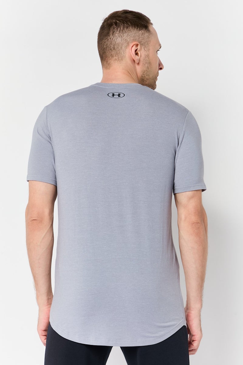 UNDER ARMOUR تي شيرت خارجي قصير الأكمام للرجال UA Project Rock BSR بتصميم فضفاض، رمادي - Image 4