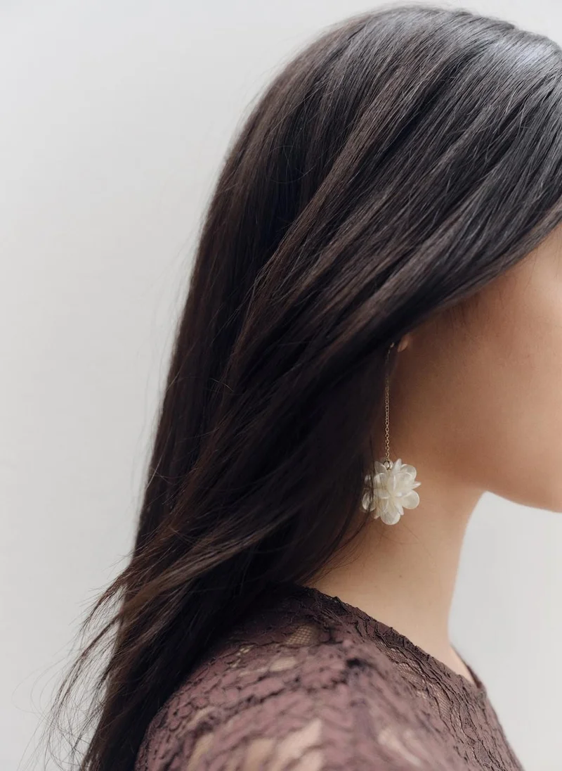 MANGO Long flower earrings