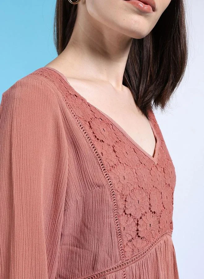 مرفوعة بلوزة بأكمام طويلة وتفاصيل دانتيل