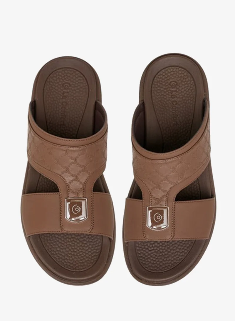 لو كونفورت صنادل رجالية مريحة سهلة الارتداء بشعار محفور