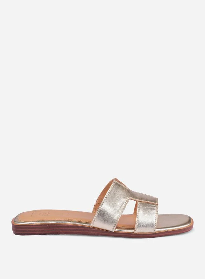 تايك تو صنادل مسطحة مفتوحة من الأمام بتصميم معدني من هيل يور سول