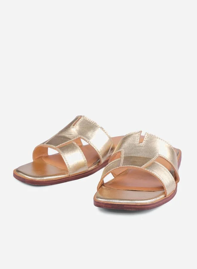 تايك تو صنادل مسطحة مفتوحة من الأمام بتصميم معدني من هيل يور سول