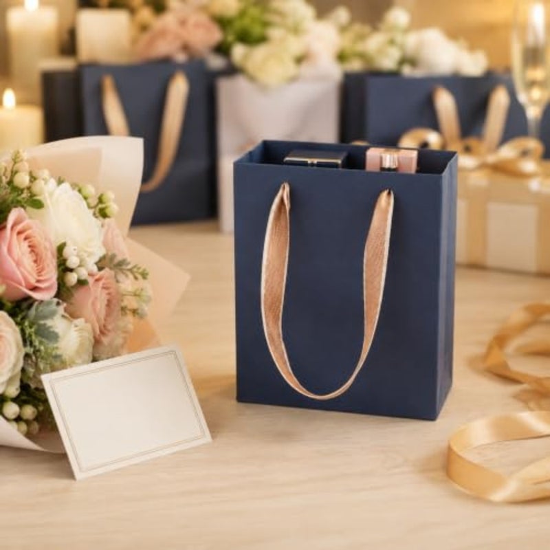 10 عبوات من أكياس الهدايا الفاخرة باللون الأزرق الداكن، مقاس صغير الحجم 16 × 14 × 6.5 سم، مقاس صغير 230 جرامًا للمتر المربع، أكياس ورقية صغيرة شديدة التحمل مع مقابض من شريط الساتان الذهبي للمجوهرات والعطور ومفضلات الحفلات - Image 5
