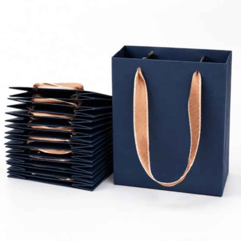 10 عبوات من أكياس الهدايا الفاخرة باللون الأزرق الداكن، مقاس صغير الحجم 16 × 14 × 6.5 سم، مقاس صغير 230 جرامًا للمتر المربع، أكياس ورقية صغيرة شديدة التحمل مع مقابض من شريط الساتان الذهبي للمجوهرات والعطور ومفضلات الحفلات - Image 1