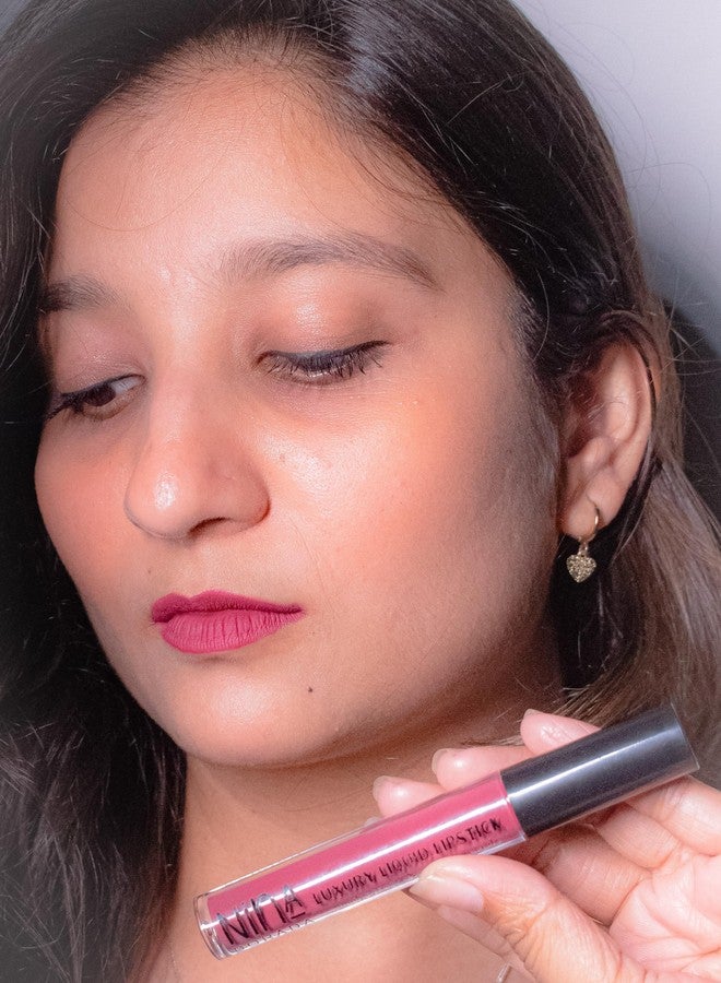 نينا دورادا أحمر شفاه سائل بلون وردي داكن بلمسة نهائية مطفية من نينا دورادا | يدوم طويلاً، مقاوم للماء | تركيبة مقاومة للتلطخ مع زبدة الشيا وزيت الجوجوبا | خالٍ من القسوة على الحيوانات ونباتي - Image 5