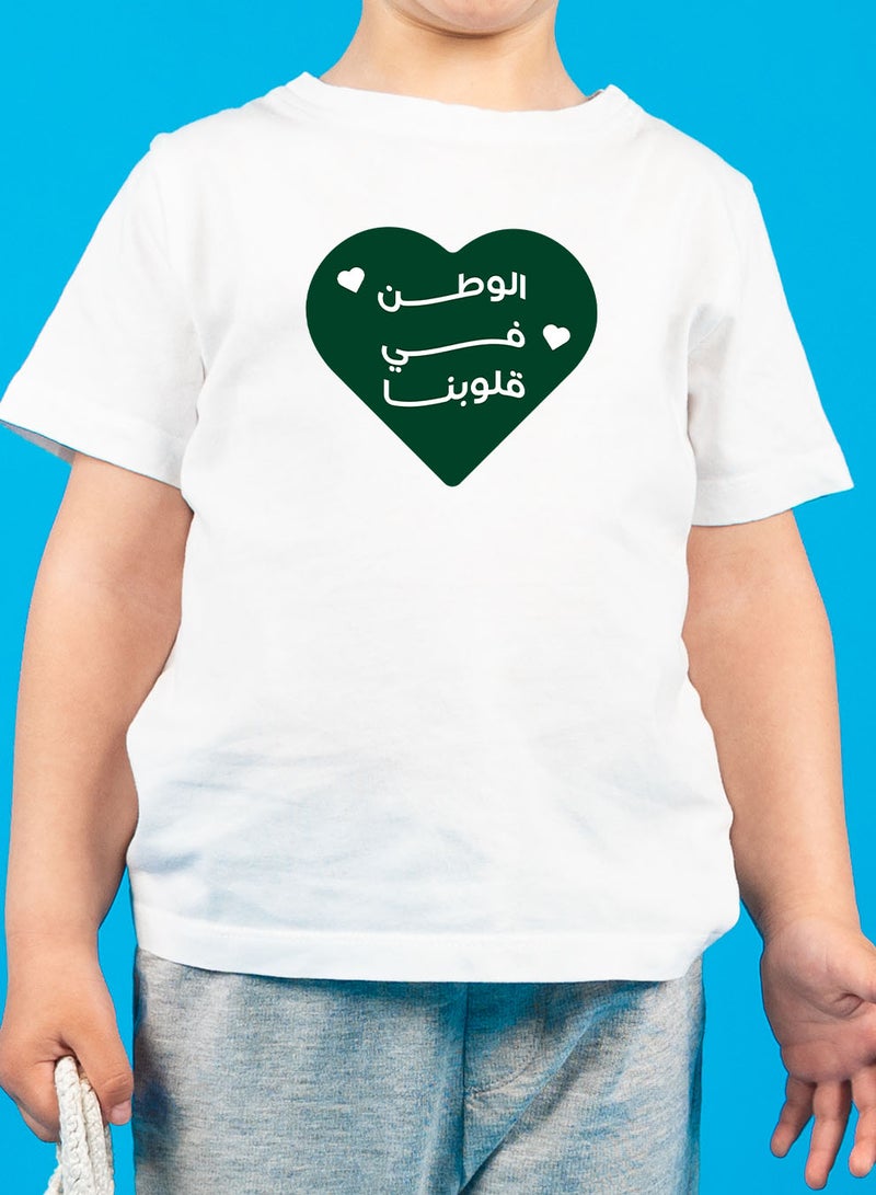 لوحة تيشيرت قطن للأطفال مناسب للأولاد والبنات لمناسبة اليوم الوطني السعودي أو للفخر بالانتماء للوطن في كل الأوقات - Image 4