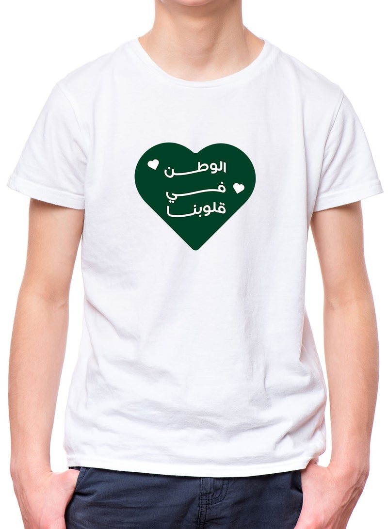 لوحة تيشيرت قطن للأطفال مناسب للأولاد والبنات لمناسبة اليوم الوطني السعودي أو للفخر بالانتماء للوطن في كل الأوقات - Image 3