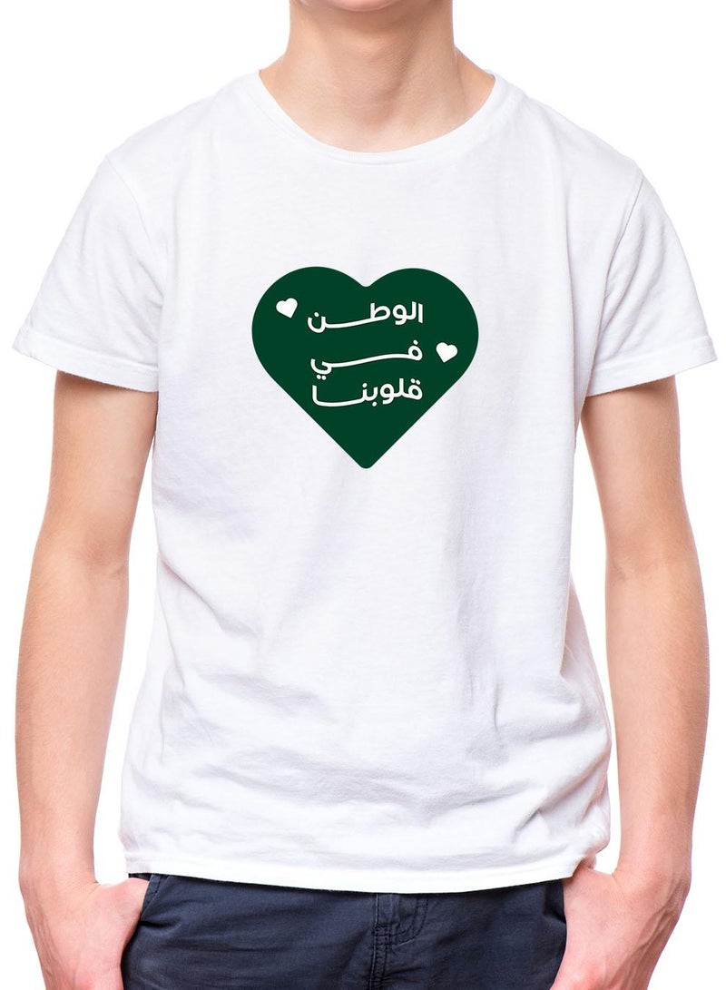 لوحة تيشيرت قطن للأطفال مناسب للأولاد والبنات لمناسبة اليوم الوطني السعودي أو للفخر بالانتماء للوطن في كل الأوقات - Image 3