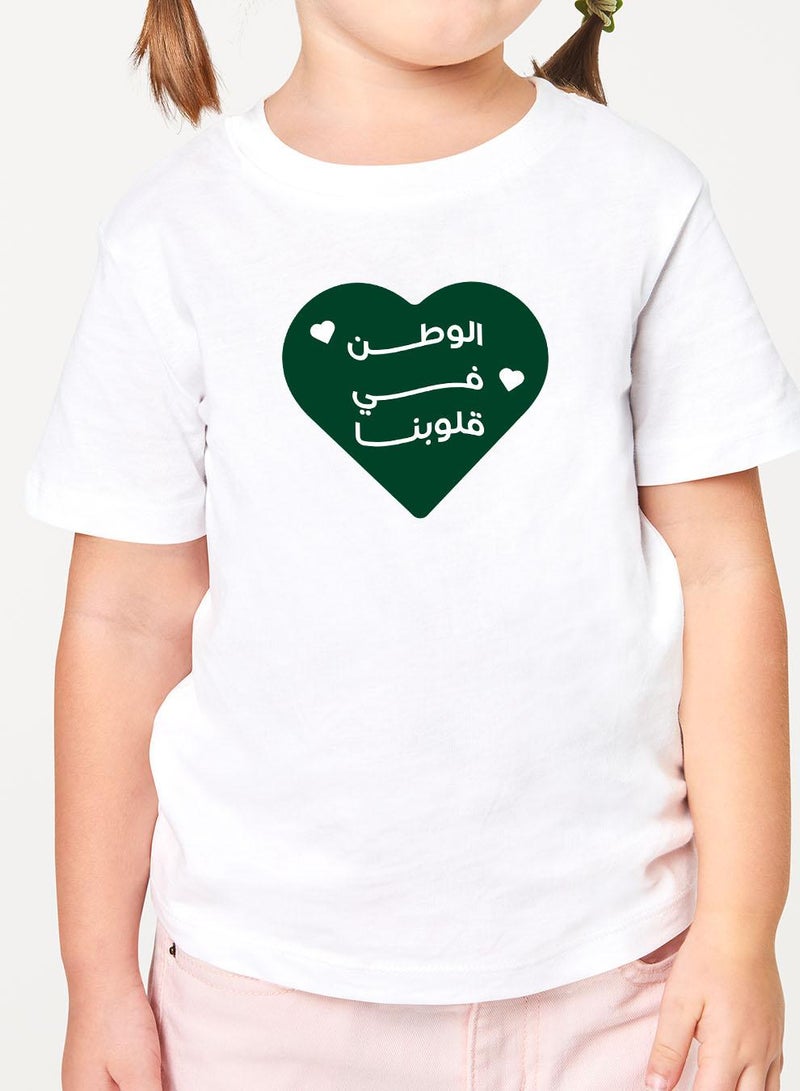 لوحة تيشيرت قطن للأطفال مناسب للأولاد والبنات لمناسبة اليوم الوطني السعودي أو للفخر بالانتماء للوطن في كل الأوقات - Image 2