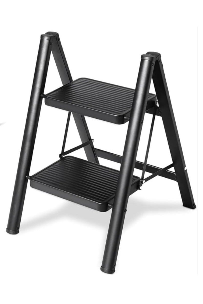 ديكور هيلز سلم قابل للطي بخطوتين، سلم متدرج عالي التحمل يتحمل حتى 330 رطلاً، سلم خزانة مطبخ صغير للبالغين والأطفال، سلم متدرج خفيف الوزن قابل للطي بخطوتين مع دواسة عريضة مضادة للانزلاق للاستخدام المنزلي - Image 1