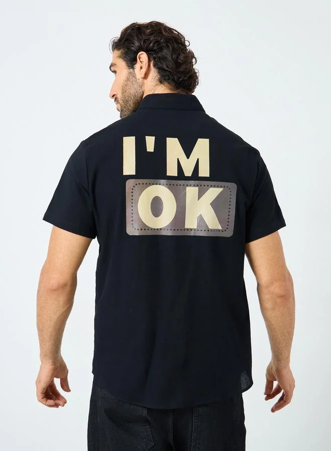 تايك تو قميص بأزرار وياقة ماندرين بطبعة شعار