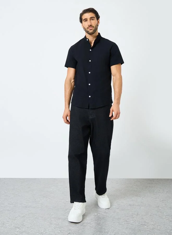 تايك تو قميص بأزرار وياقة ماندرين بطبعة شعار