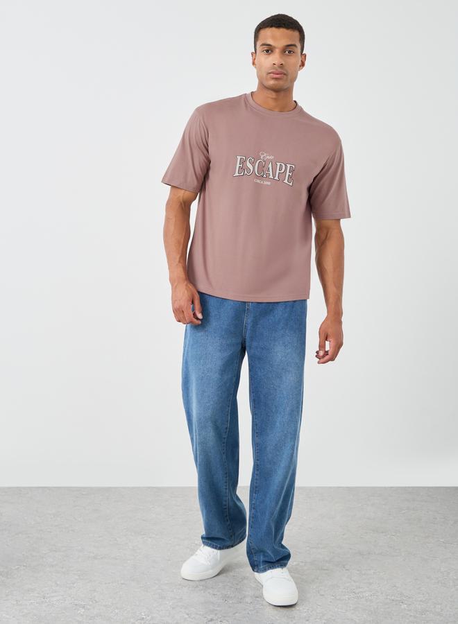 ستايلي تيشيرت أوفر سايز بياقة دائرية وطبعة شعار ستايلي - Image 2