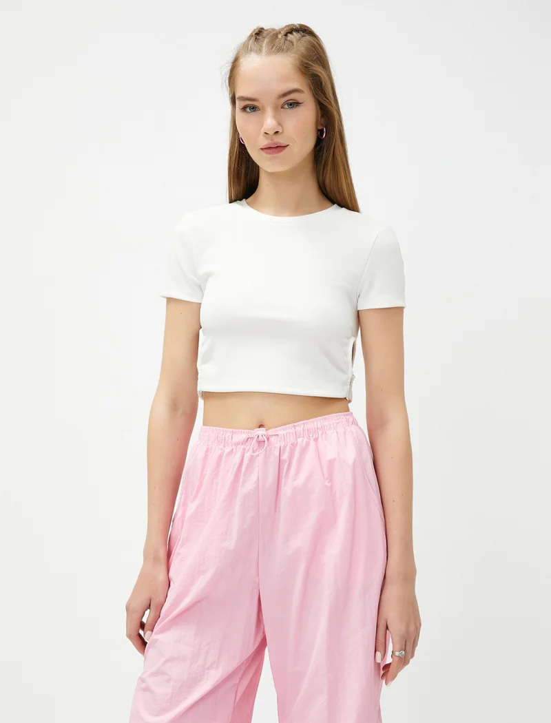 كوتون Basic Crop T-Shirt with Window Detail Crew Neck