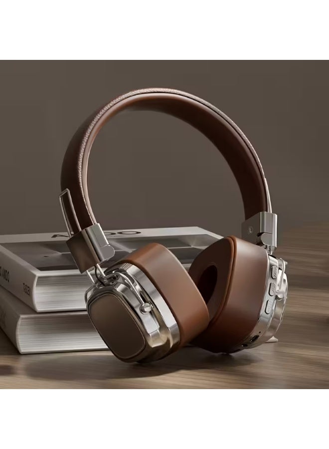سماعات رأس لاسلكية كلاسيكية، صوت ستيريو عالي الدقة، بلوتوث 5.3، تصميم قابل للطي، وضع استعداد لمدة 200 ساعة، حواف معدنية، ملمس جلدي، وضع مزدوج مع ميكروفون، للموسيقى والألعاب (بني) - Image 1