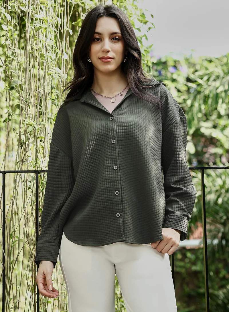 بينيا كولادا قميص نسائي واسع بنسيج وافل وياقة عادية وأكمام طويلة بأزرار للإغلاق