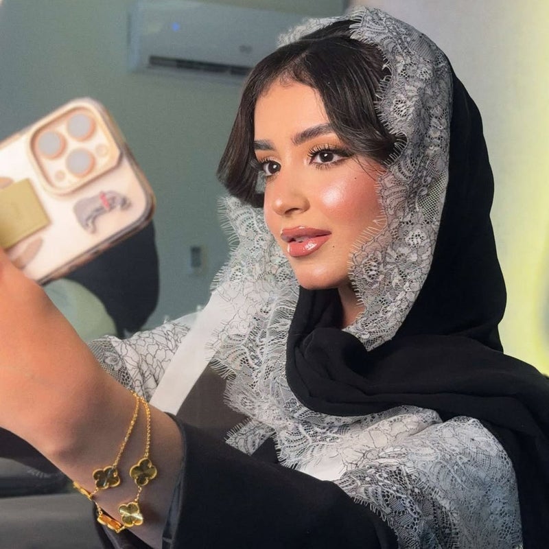 فستان نسائي محتشم طويل بلمسات دانتيل مصنوع من بوليستر مسامي - أسود - Image 4