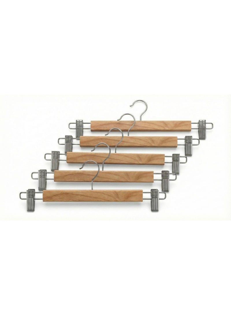 5 شماعه بنطلون بمشبك ستانلس ستيل - شماعة بنطلون - شماعات خشب مع مشابك معدن بمقبض مطاط، شماعات خشب بلمسة نهائية ناعمة للبنطلونات والجيبات والبلوزات ذات الحمالات الرفيعة مع خطاف دوار 360°  لون طبيعي، عبوة من 5 قطع - شماعة بناطيل - Image 1
