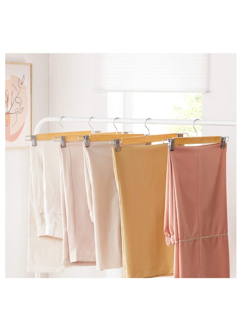 5 شماعه بنطلون بمشبك ستانلس ستيل - شماعة بنطلون - شماعات خشب مع مشابك معدن بمقبض مطاط، شماعات خشب بلمسة نهائية ناعمة للبنطلونات والجيبات والبلوزات ذات الحمالات الرفيعة مع خطاف دوار 360°  لون طبيعي، عبوة من 5 قطع - شماعة بناطيل - Image 4