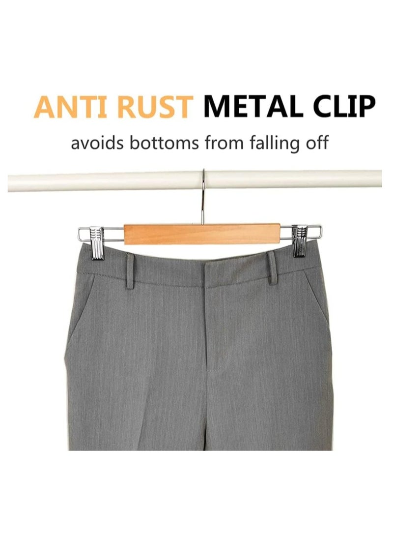 5 شماعه بنطلون بمشبك ستانلس ستيل - شماعة بنطلون - شماعات خشب مع مشابك معدن بمقبض مطاط، شماعات خشب بلمسة نهائية ناعمة للبنطلونات والجيبات والبلوزات ذات الحمالات الرفيعة مع خطاف دوار 360°  لون طبيعي، عبوة من 5 قطع - شماعة بناطيل - Image 3