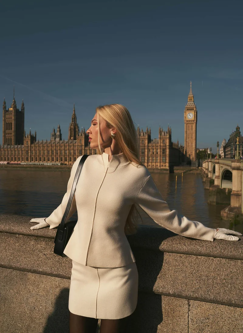 Fitted jumper with a decorative seam