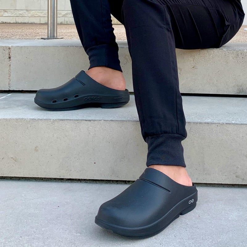 OOFOS OOcloog Recovery Clog, Black - Women’s Size 7, Men’s Size 5 - Image 4