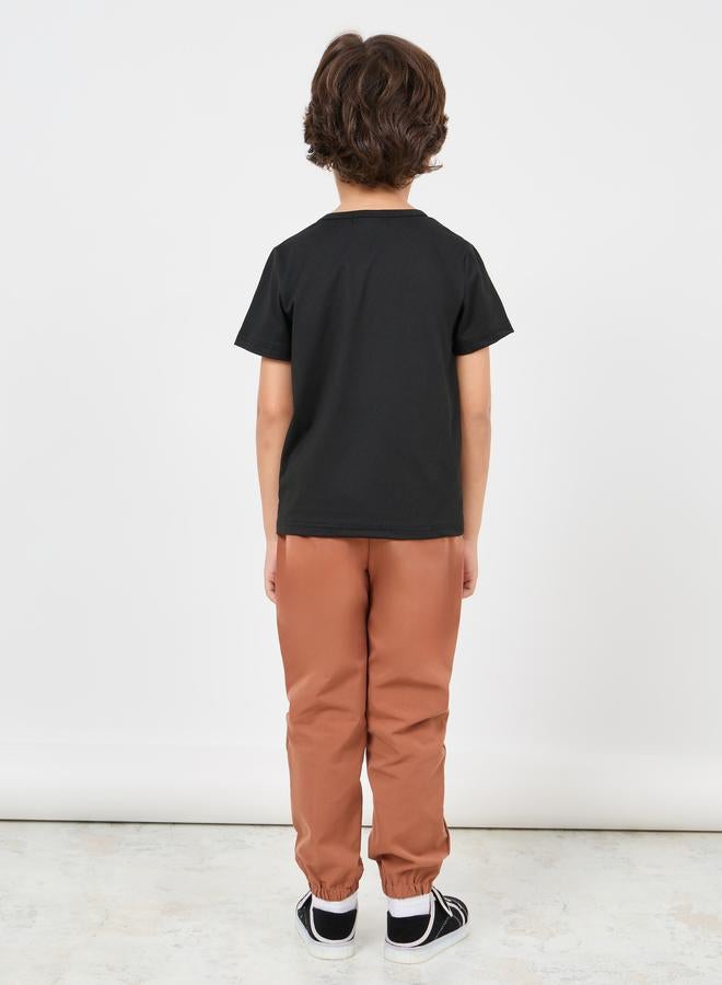 Styli Front Graphic T-Shirt & Pants Set - Image 4