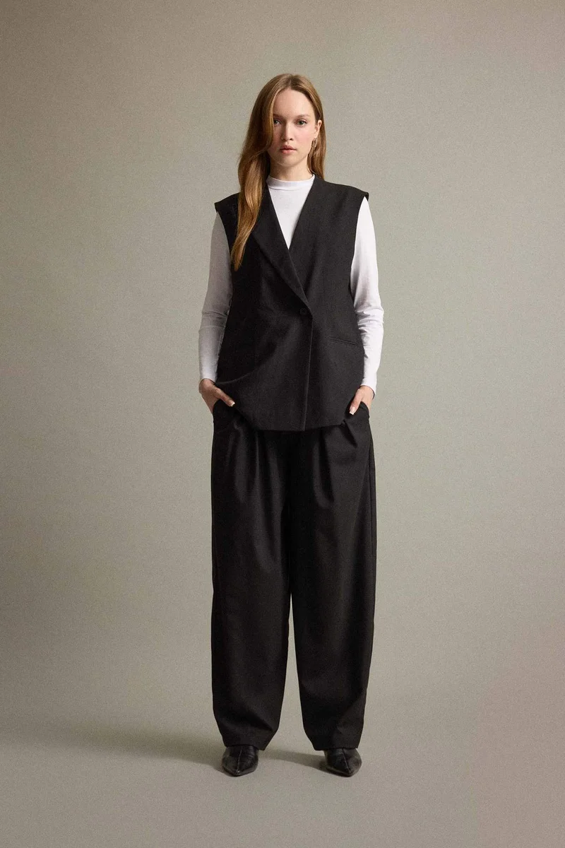 ديفاكتو Barrel Fit Pleated Pocket Trousers