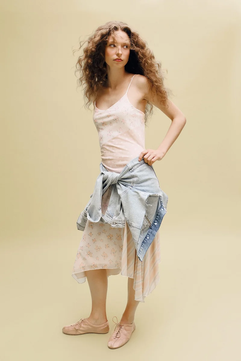 ديفاكتو Asymmetric V-Neck Tulle Midi Dress