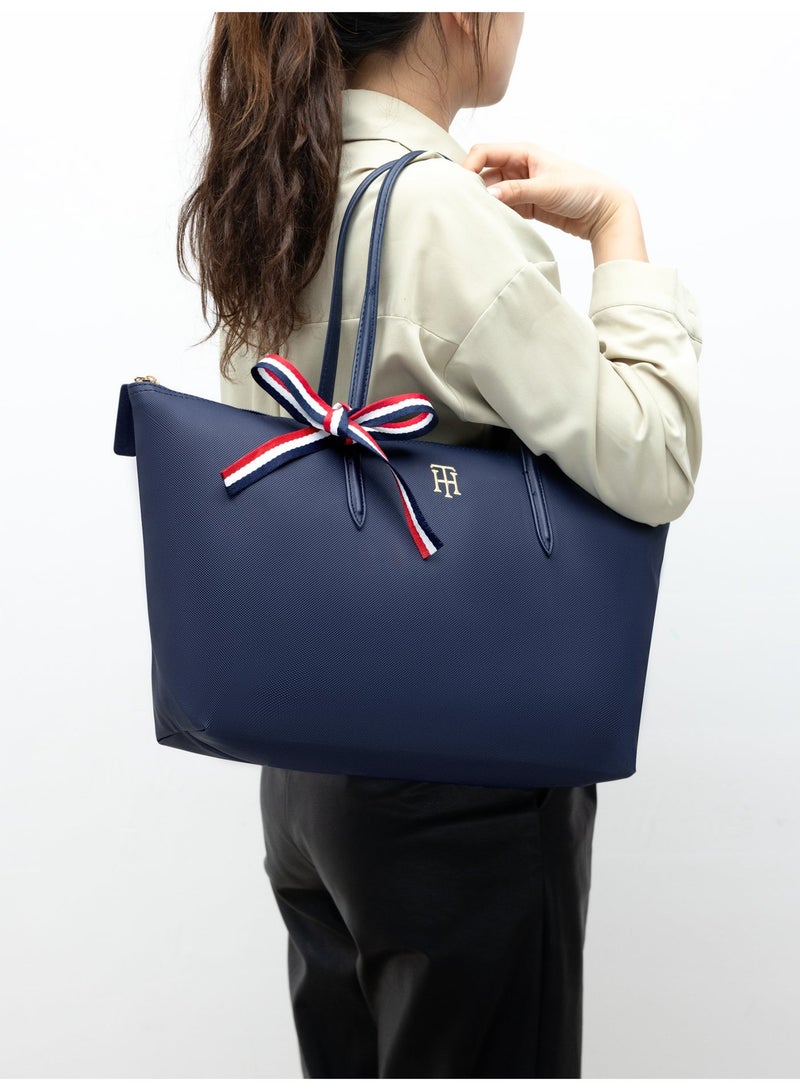 Tommy Hilfiger Denim حقائب التوت النسائية من تومي هيلفيجر، حقيبة كتف ويدوية ذات سعة كبيرة ورائعة ومتنوعة وفريدة من نوعها للسفر والعمل والصالة الرياضية - Image 2