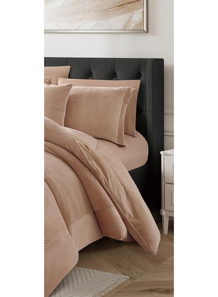 Silk Luxurious winter king-size bedspread set, embossed with soft velvet and faux fur for ultimate warmth. Includes: 1 comforter (240*260 cm), 1 fitted sheet (200*200 cm), 4 pillowcases (80*50 cm), and 2 cushion covers (50*50 cm). - Image 4