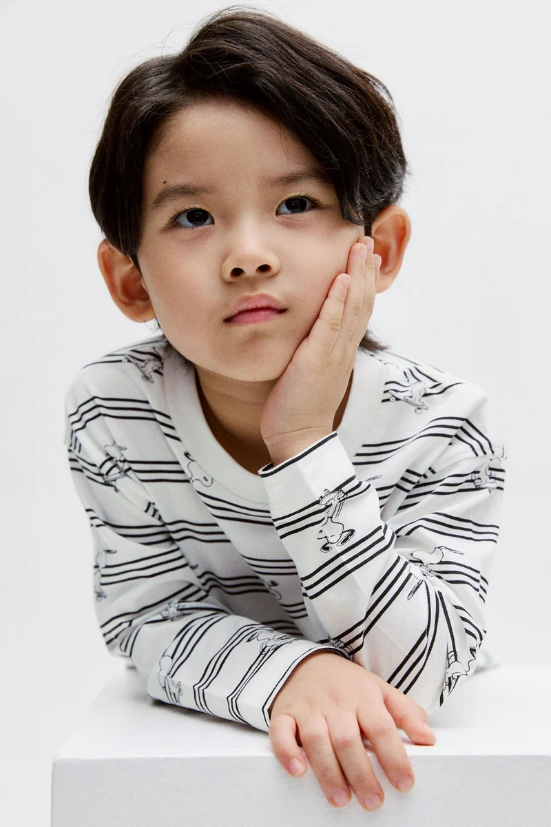 اتش اند ام تي-شيرت بأكمام طويلة بنقشة مطبوعة